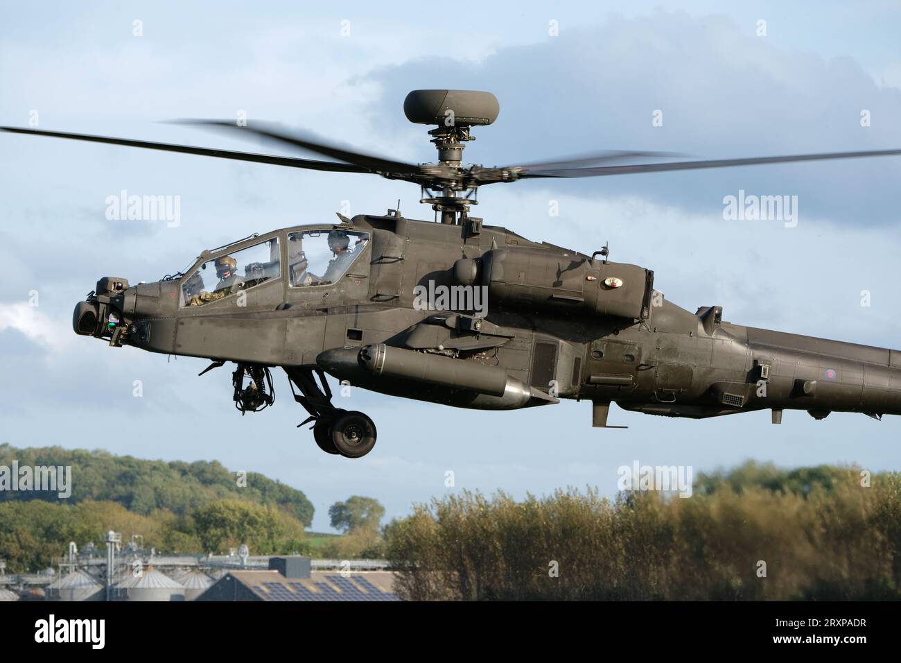 Elicottero d'attacco Apache AH1 della British Army Air Corp ( AAC ) in volo nel settembre 2023 con base a Wattisham nel Suffolk nel Regno Unito Foto Stock