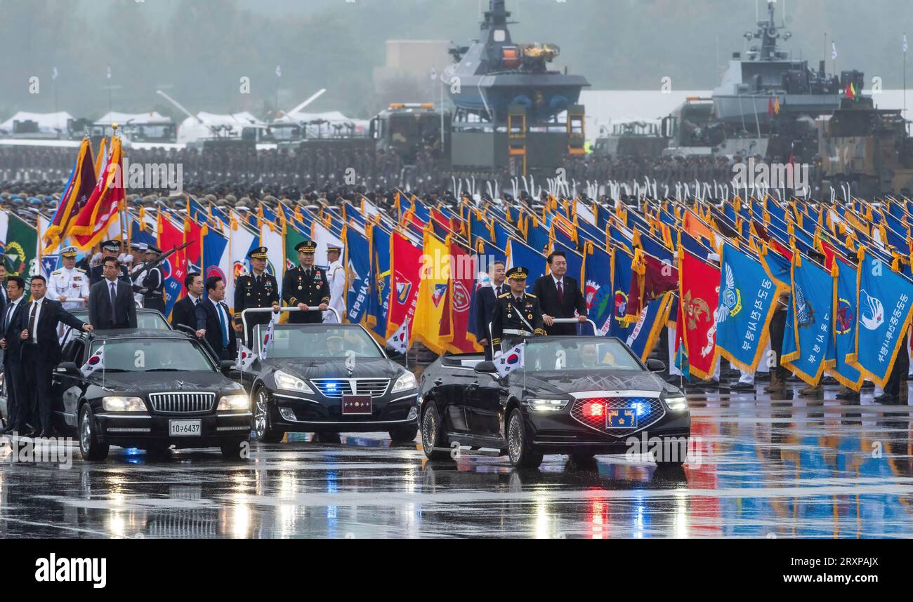 Seongnam, Corea del Sud. 26 settembre 2023. Il presidente sudcoreano Yook Suk Yeol (R in CAR) visto durante la cerimonia per celebrare il 75° anniversario della giornata delle forze armate presso la base aerea di Seoul. L'esercito sudcoreano ha presentato missili ad "alta potenza" e altri sistemi di armi chiave il 26 settembre in occasione del 75° anniversario della fondazione delle sue forze armate in un apparente avvertimento contro le minacce nucleari e militari della Corea del Nord. Credito: SOPA Images Limited/Alamy Live News Foto Stock