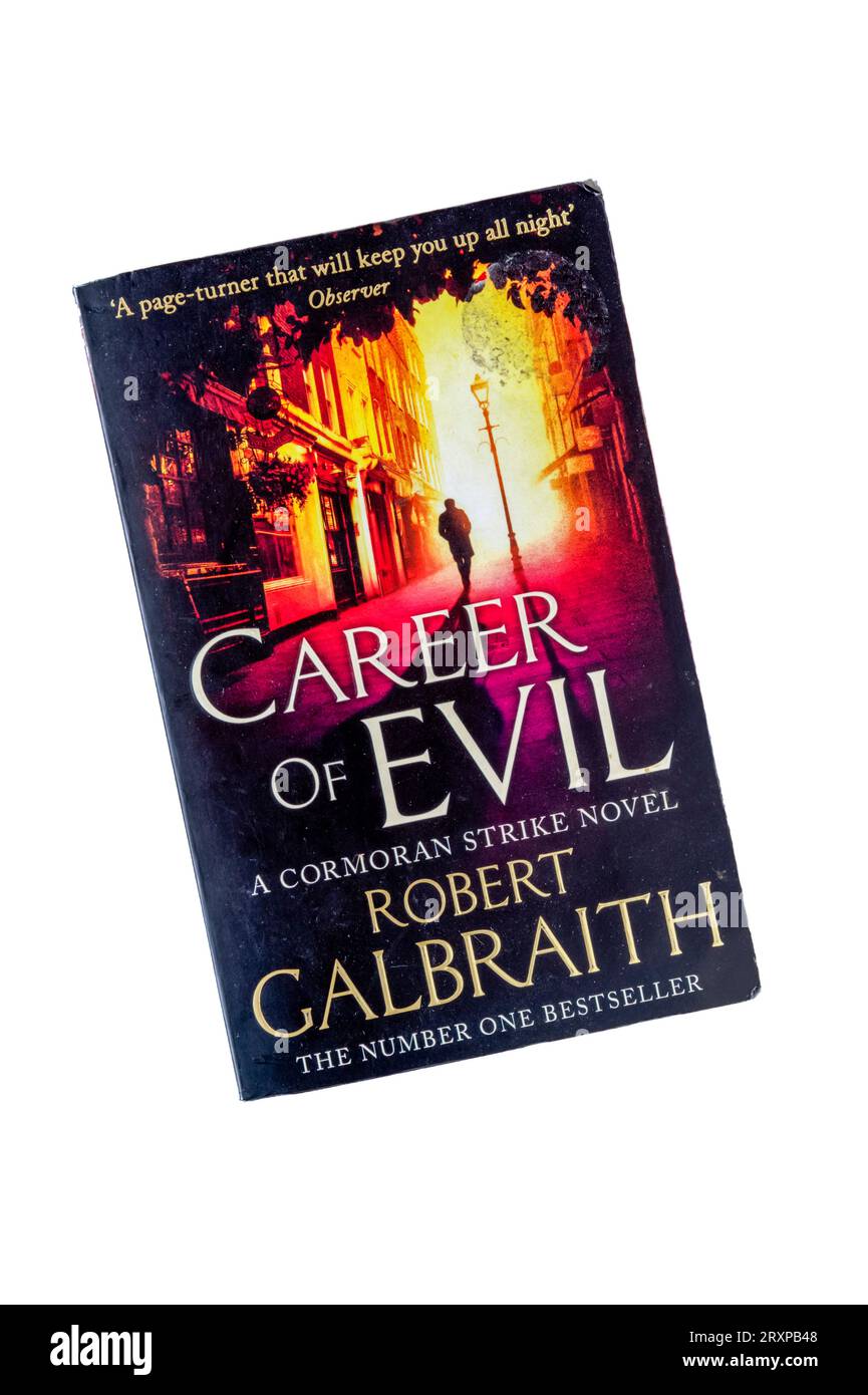 Una copia cartacea malandata di Career of Evil di J K Rowling che scrive come Robert Galbraith. Pubblicato nel 2015, terzo romanzo della serie Cormoran Strike. Foto Stock