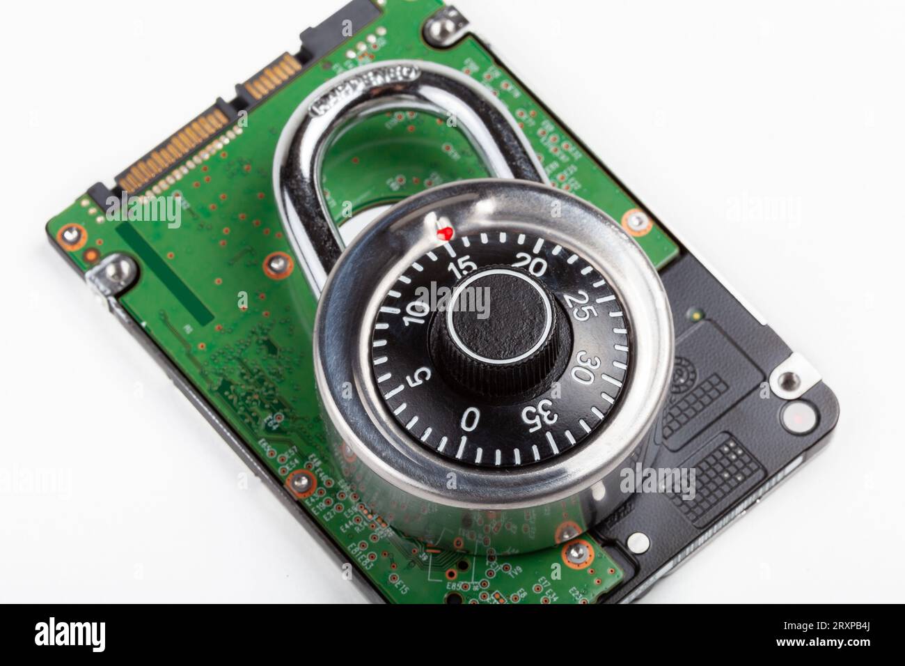 Lucchetto a codice chiuso posizionato sopra un disco rigido, dettagli oggetto, primo piano, crittografia dei dati del disco, file Locker protezione password protezione dati utente Foto Stock