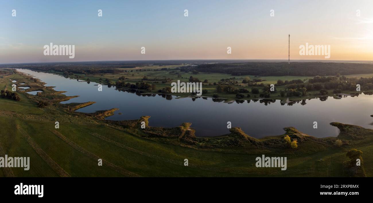 Vista aerea panoramica del fiume Elba vicino a Lenzen, vista verso l'albero radio di Hoehbeck, tranquilla sera d'estate, Germania Foto Stock