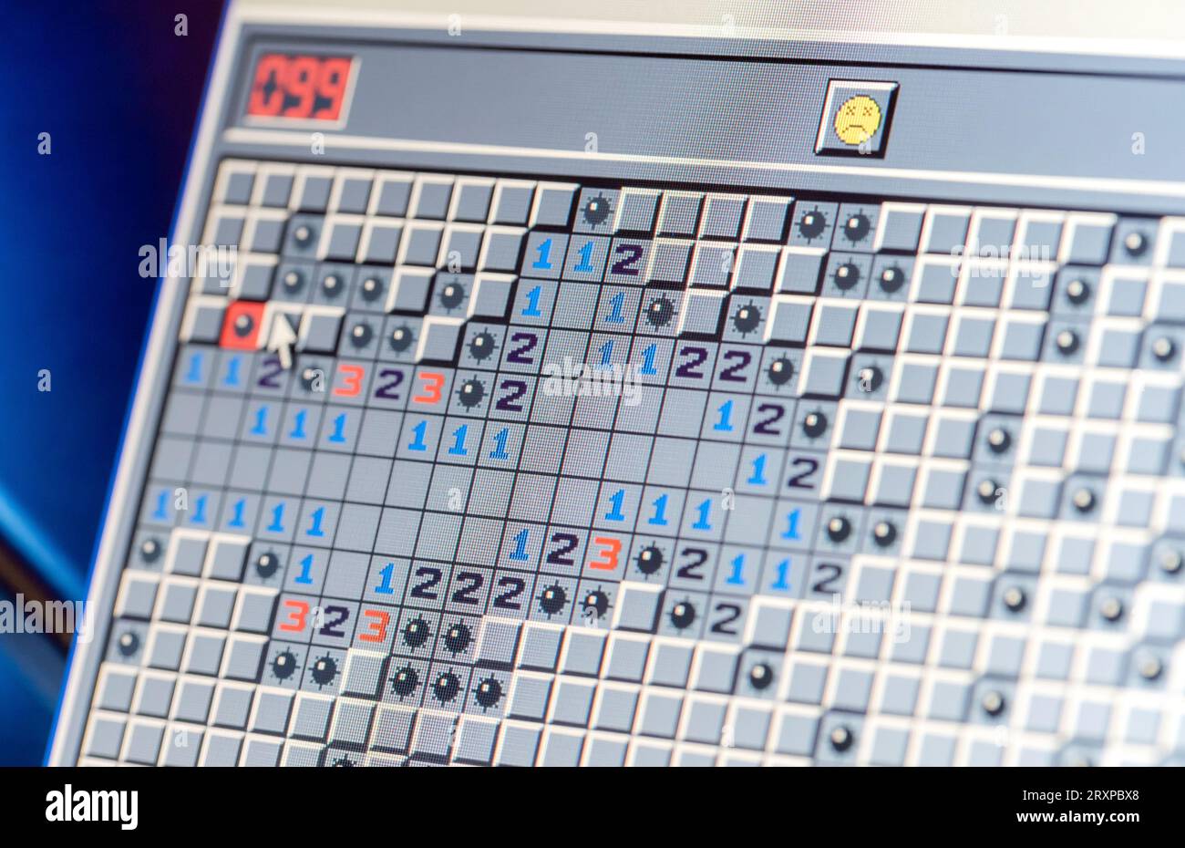 Il classico gioco Minesweeper di Microsoft Windows XP è stato aperto su un vecchio notebook retrò, con dettagli di primo piano. Cultura dei videogiochi classici concetto astratto, DIG Foto Stock