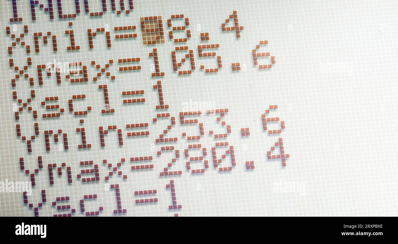 Più variabili matematiche diverse su una schermata della calcolatrice scientifica, calcoli numerici statistiche in matematica concetto astratto, DIG Foto Stock