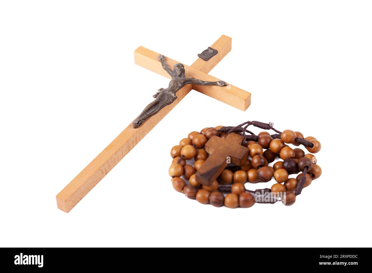 Piccola croce cristiana in legno e un rosario, gruppo di due oggetti isolati su sfondo bianco, ritagliati. Simboli religiosi cattolici tradizionali, preghiera Foto Stock