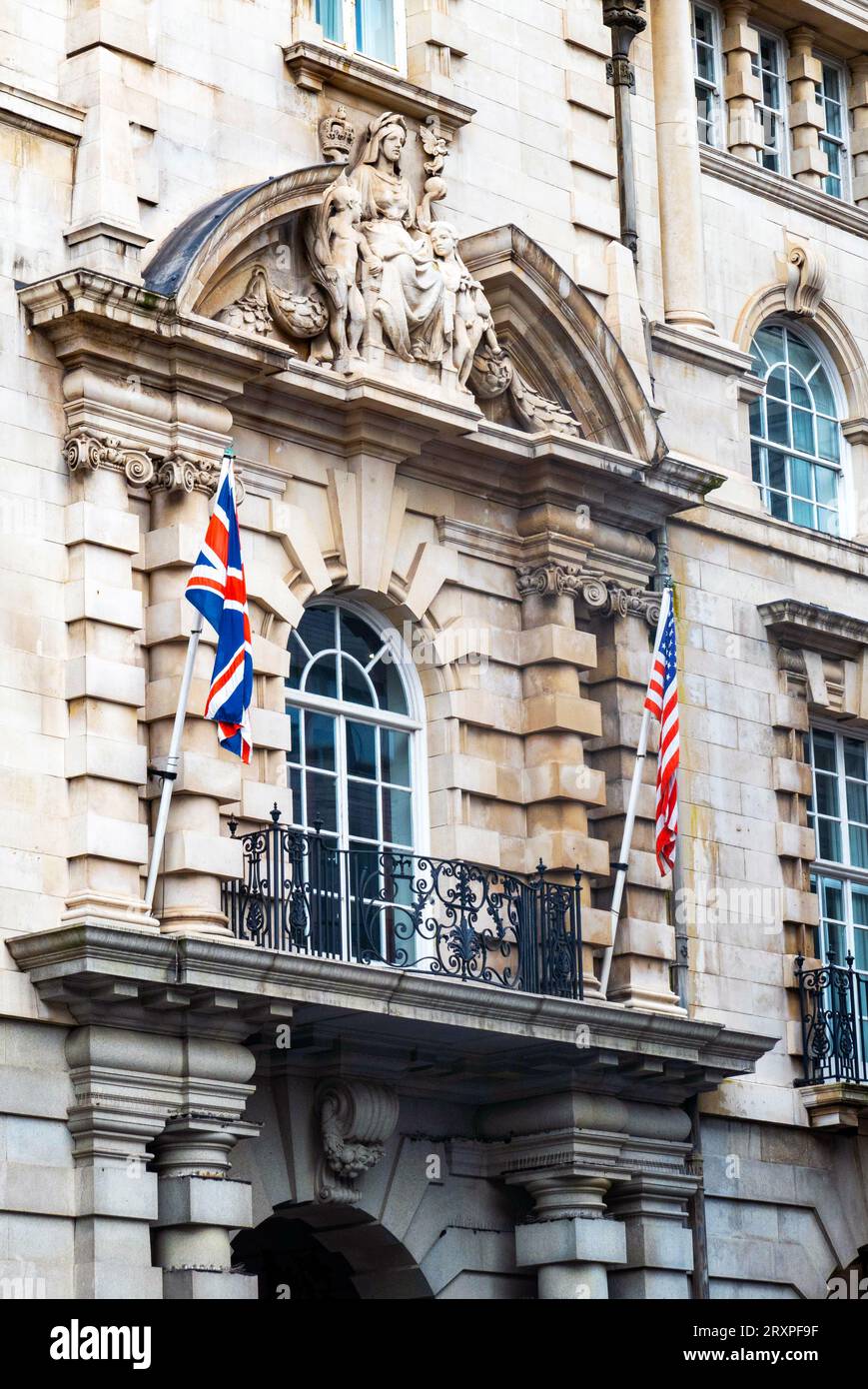 Bandiere britanniche e americane sull'entrata dell'Aloft Hotel a Liverpool Foto Stock