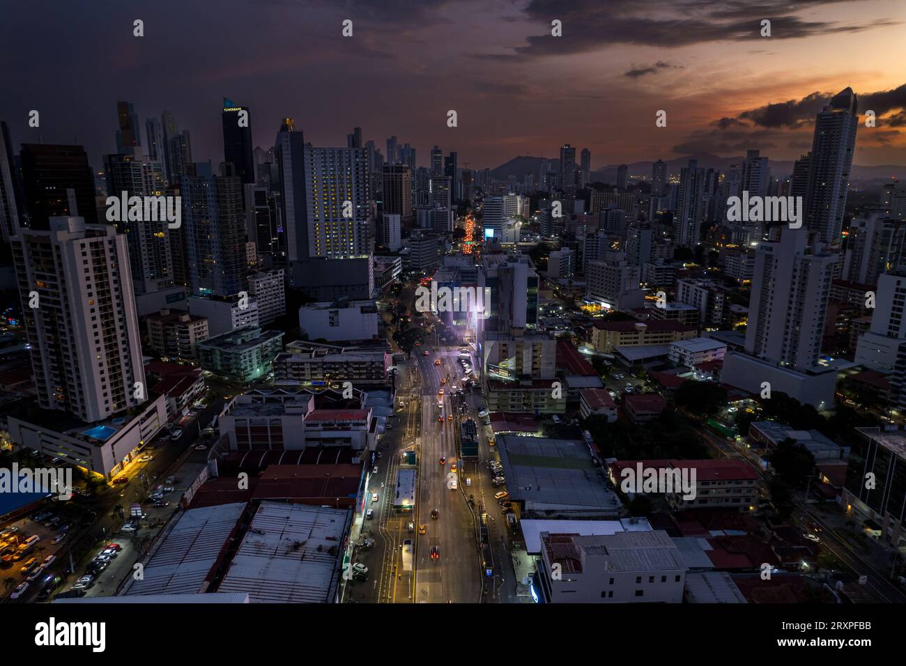 Splendida vista aerea della città di Panama, dei suoi grattacieli, della Cinta Costera al tramonto Foto Stock