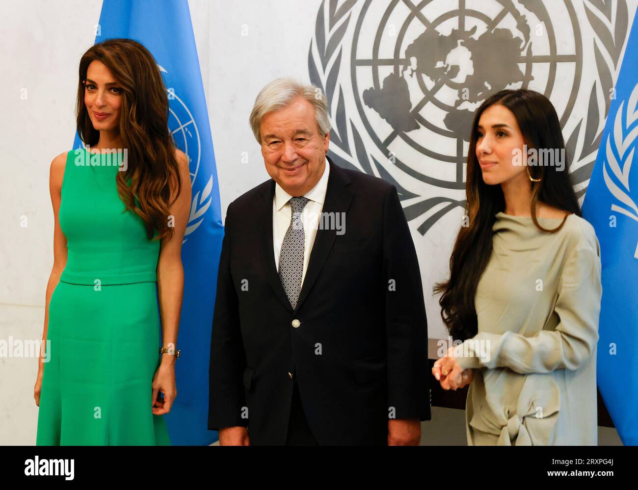 New York, Stati Uniti. 26 settembre 2023. Amal Clooney, Barrister, cofondatore e copresidente della Clooney Foundation, segretario generale delle Nazioni Unite Antonio Guterres e Nadia Murad, presidente e presidente dell'iniziativa di Nadia, il Premio Nobel per la pace e l'Ambasciatore di buona volontà dell'Ufficio delle Nazioni Unite per la droga e il crimine arrivano per una foto presso la sede delle Nazioni Unite martedì 26 settembre 2023 a New York City. Foto di John Angelillo/UPI Credit: UPI/Alamy Live News Foto Stock