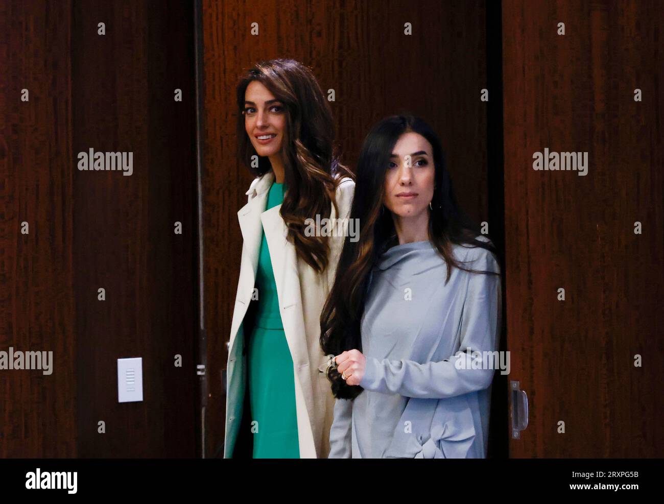 New York, Stati Uniti. 26 settembre 2023. Amal Clooney, Barrister, cofondatore e copresidente della Clooney Foundation e Nadia Murad, presidente e presidente dell'iniziativa di Nadia, il Premio Nobel per la pace e l'Ufficio delle Nazioni Unite per la droga e il crimine l'Ambasciatore di buona volontà arriva per una foto con il Segretario generale delle Nazioni Unite Antonio Guterres presso la sede delle Nazioni Unite martedì 26 settembre 2023 a New York City. Foto di John Angelillo/UPI Credit: UPI/Alamy Live News Foto Stock