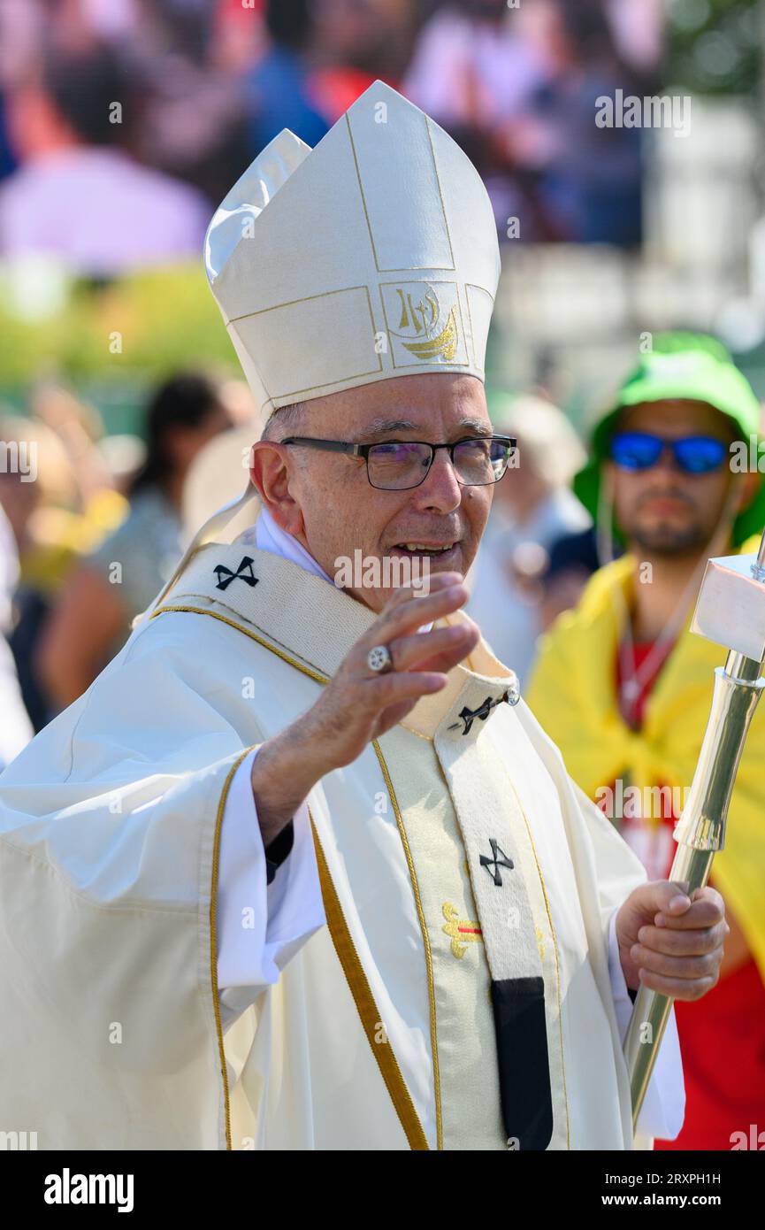 Cardinale Patriarca di Lisbona, Manuel Clemente, partenza e benedizione dopo aver celebrato la Santa messa nel raduno dei volontari della GMG a Estoril. Foto Stock