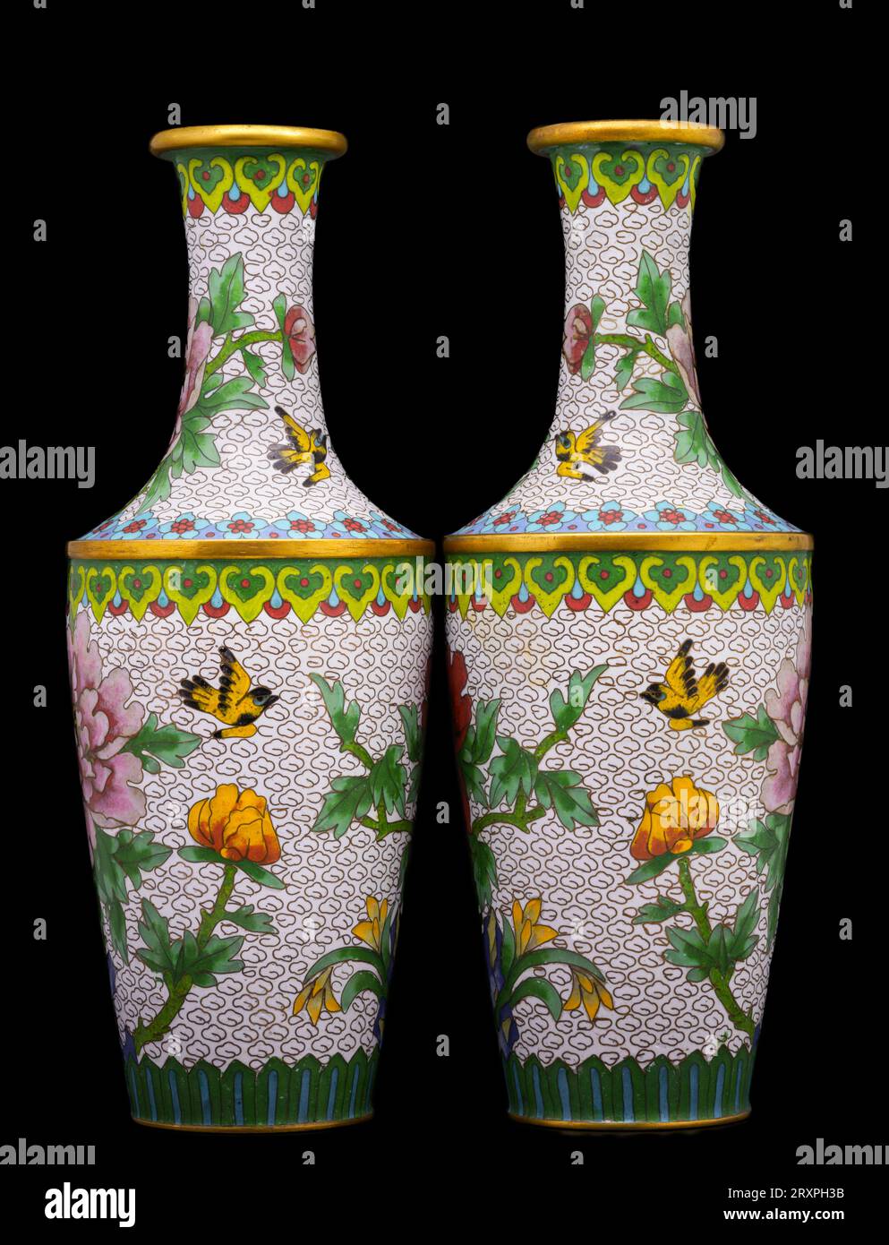 Una fotografia ad alta risoluzione di un paio di vasi cloisonné dai colori vivaci e splendidamente decorati, adornati con fiori rossi, gialli, blu e rosa Foto Stock