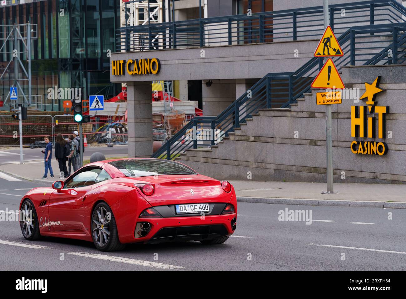 Poznan, Polonia - 18 giugno 2023: Red Ford Mustang sulla strada di Poznan vicino al casinò. Foto Stock