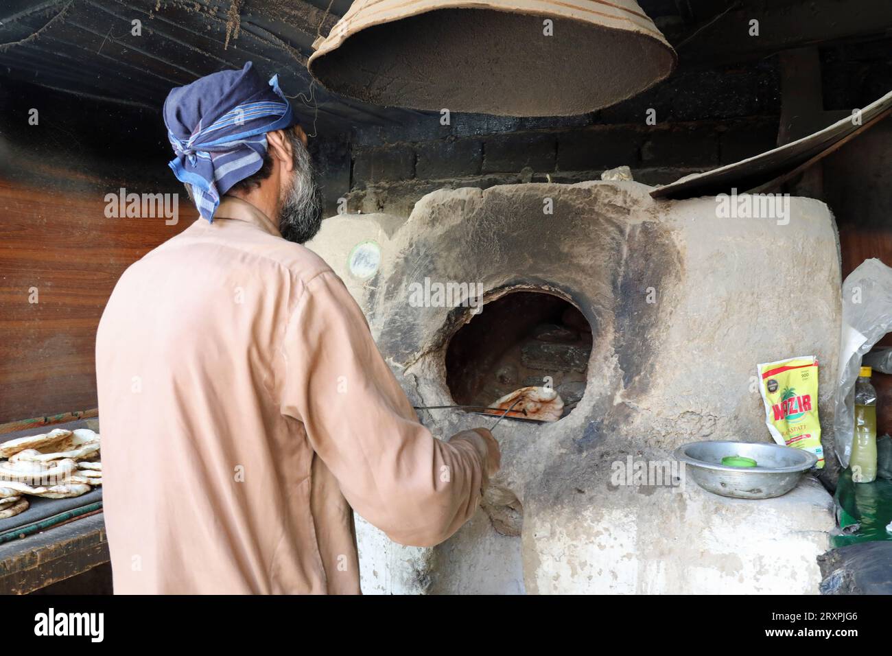 Pane Tandoor cucinato in Pakistan Foto Stock