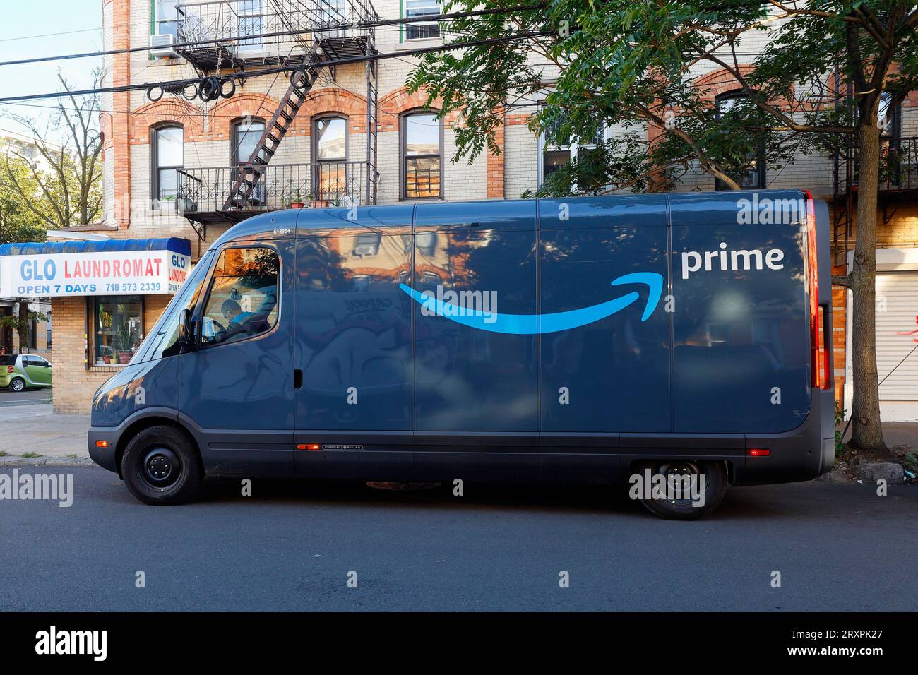Un furgone Rivian Amazon Electric Delivery in una strada a New York. Foto Stock