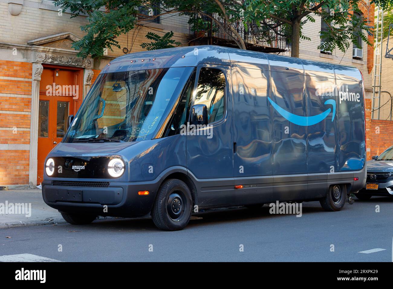 Un furgone Rivian Amazon Electric Delivery in una strada a New York. Foto Stock