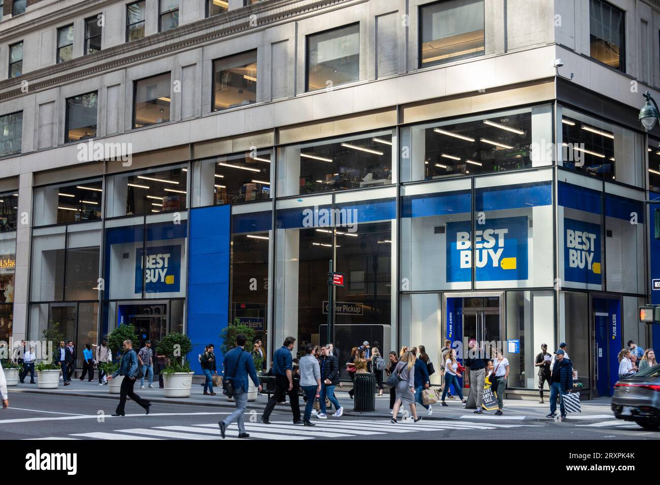 BEST Buy è un rivenditore di elettronica di consumo situato in Fifth Avenue, 2023, Midtown Manhattan, New York City, Stati Uniti Foto Stock