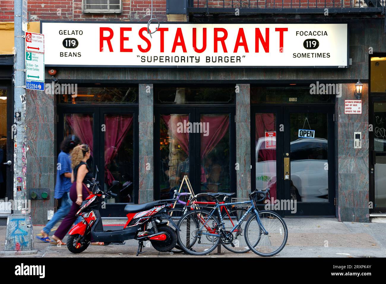 Superiority Burger, 119 Avenue A, New York. Foto di un ristorante vegetariano con hamburger sul punto vendita di New York nell'East Village di Manhattan. Foto Stock