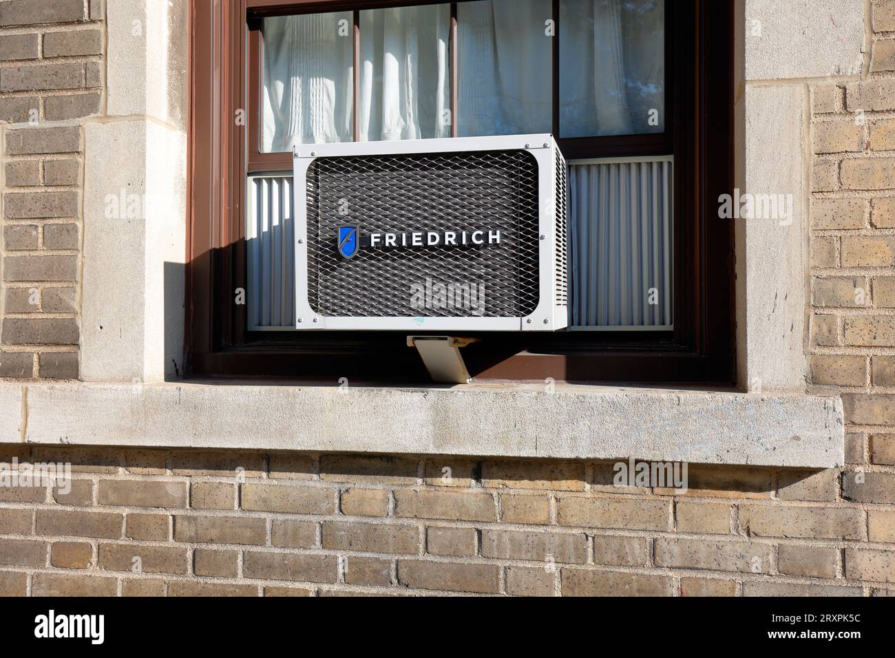 Un condizionatore d'aria Friedrich. unità di climatizzazione friedrich montata in una finestra. Foto Stock
