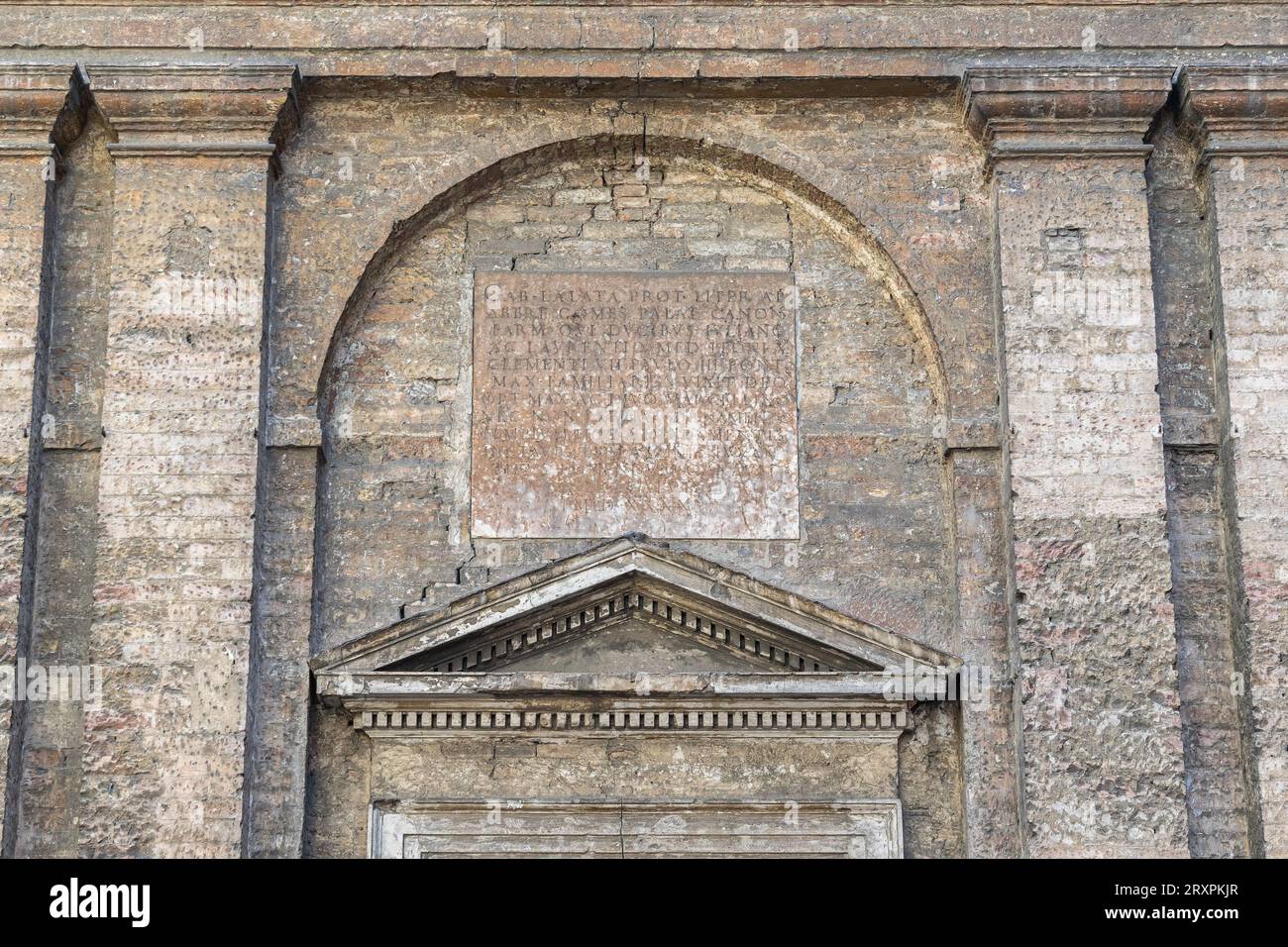 Particolare della facciata della chiesa sconsacrata di San Marcellino (XVI secolo) con frontone triangolare e iscrizione latina, Parma, Italia Foto Stock