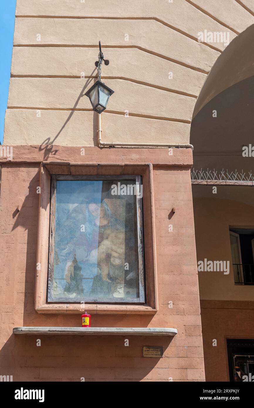 Santuario votivo affrescato della Vergine Maria con i Santi neonati su un porticato in strada Luigi Carlo Farini, centro storico di Parma, Emilia-Romagna Foto Stock