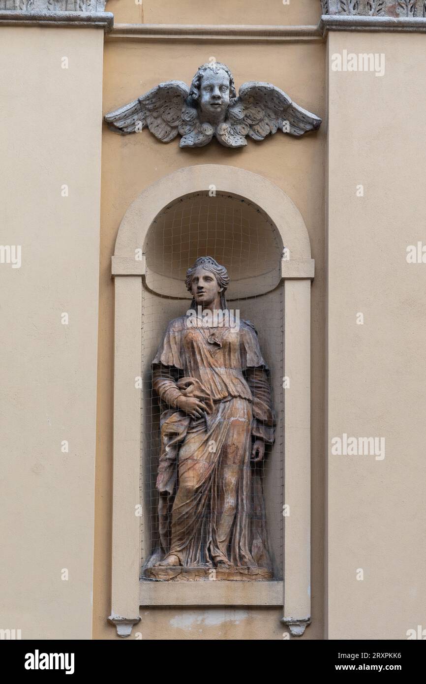 Particolare della facciata della chiesa di San Bartolomeo con una statua di Santa Sabina in una nicchia, Parma, Emilia-Romagna, Italia Foto Stock