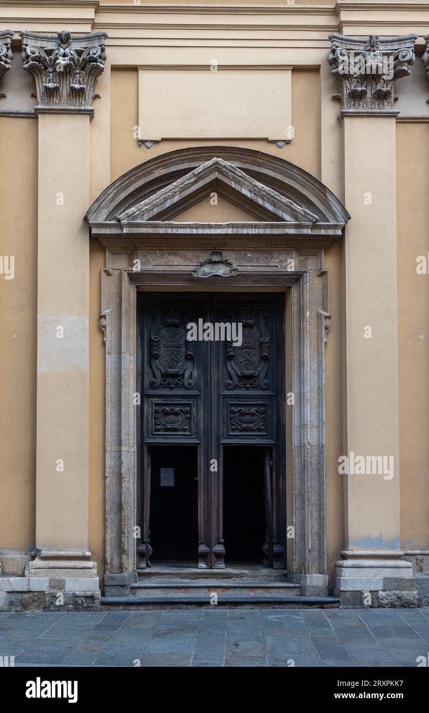 Portale d'ingresso della chiesa di San Bartolomeo nel centro storico di Parma, Emilia-Romagna, Italia Foto Stock