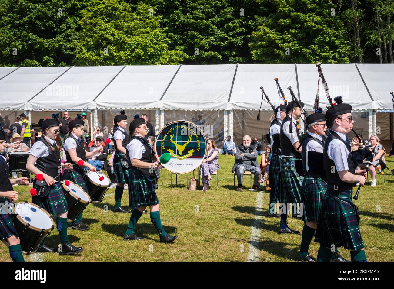 Forres & District Pipe Band all'Ardersier Gala, 2023. Tubi e tamburi. Kilt. Scozzese tradizionale Foto Stock