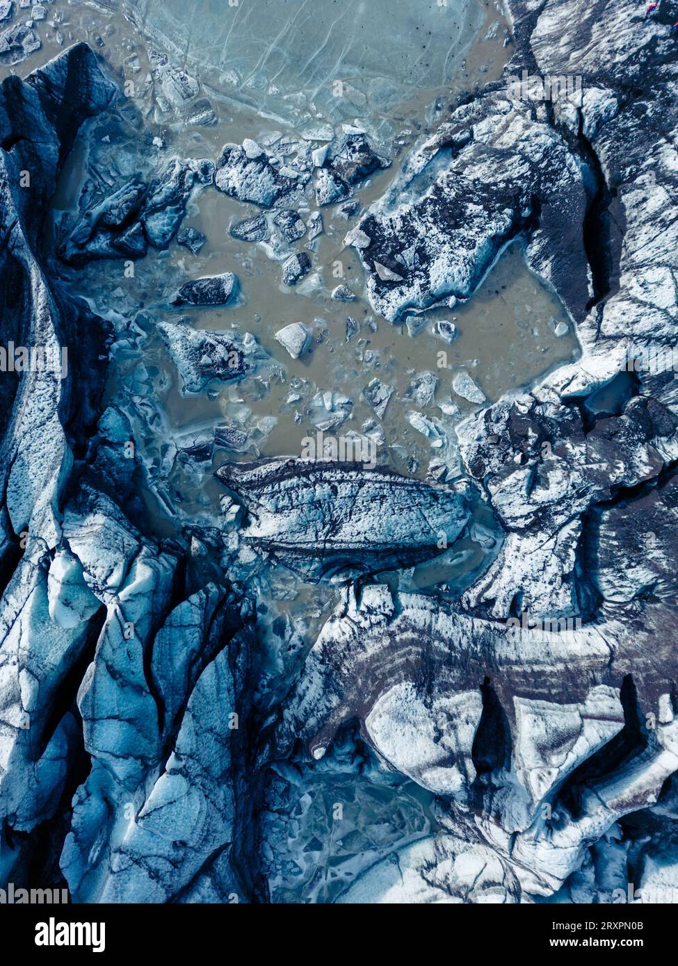 Colpo di drone di rocce glaciali blu sulla massa di ghiaccio vatnajokull in islanda, enormi iceberg si snodano con grotte di ghiaccio che creano un paesaggio naturale. Blocchi ghiacciati mozzafiato all'interno della laguna glaciale. Foto Stock