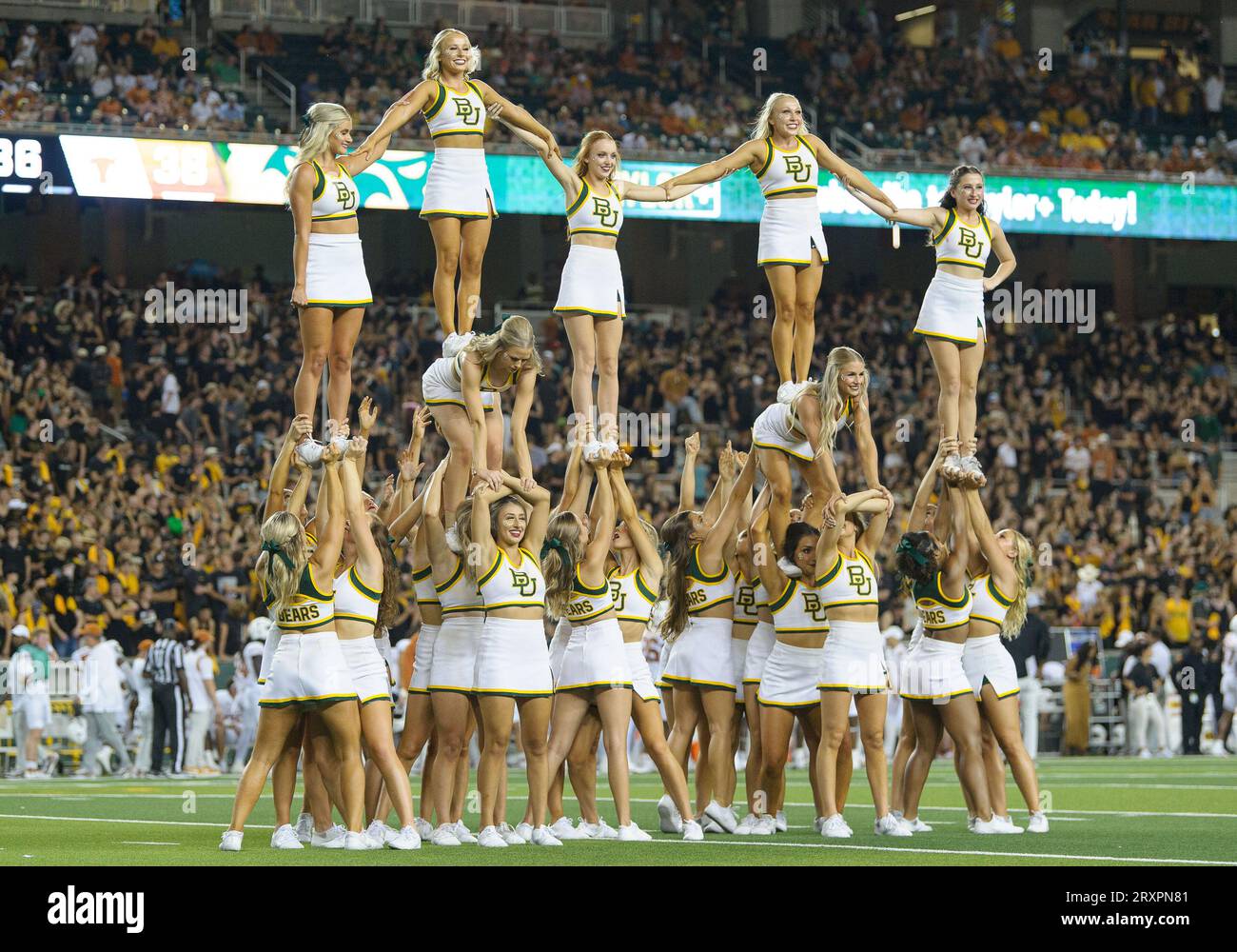 Waco, Texas, USA. 23 settembre 2023. I Baylor Bears cheerleaders durante la seconda metà della partita NCAA Football tra i Texas Longhorns e i Baylor Bears al McLane Stadium di Waco, Texas. Matthew Lynch/CSM/Alamy Live News Foto Stock