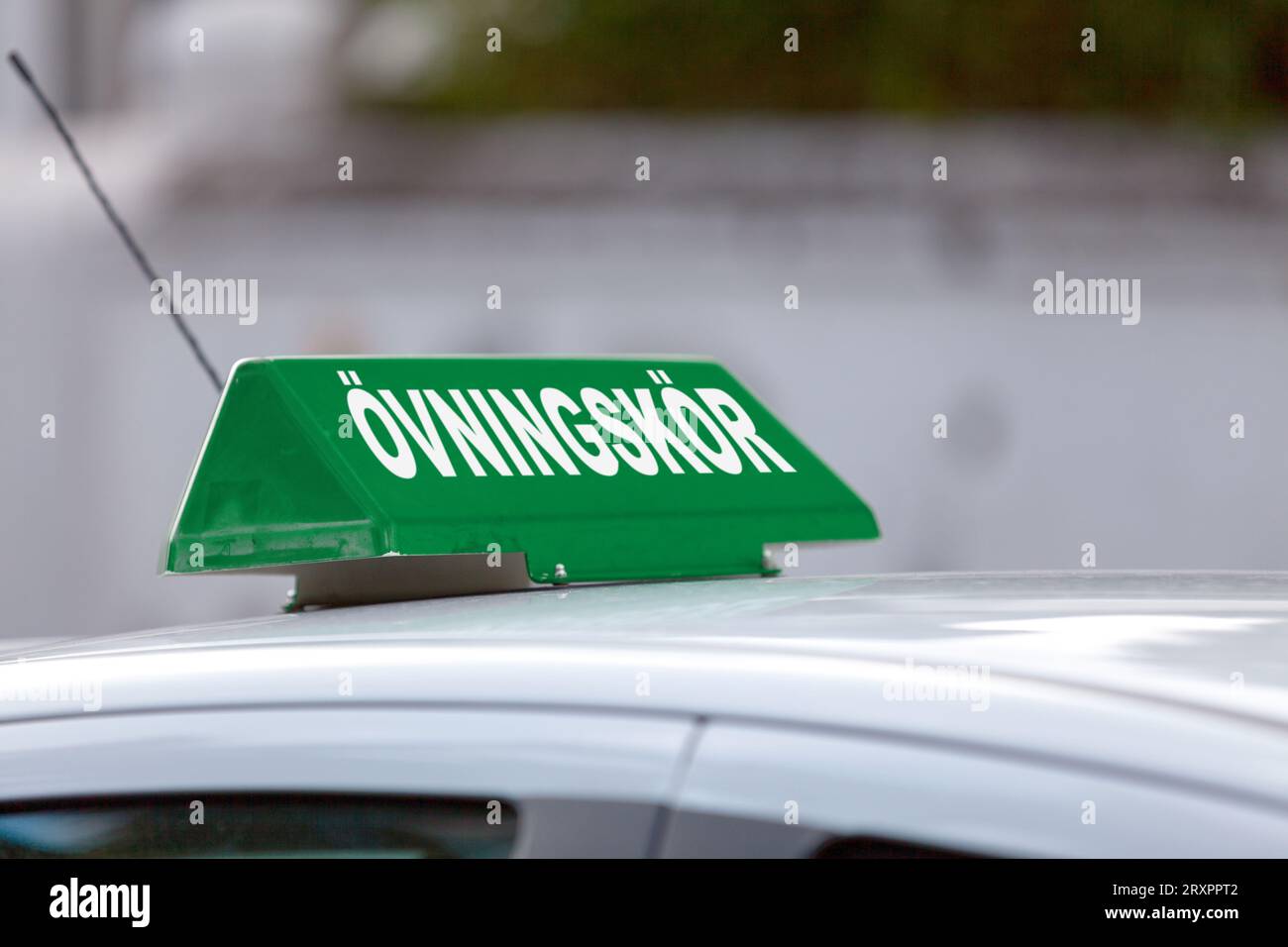 Il cartello verde sul tetto dell'auto indica "ÖVNINGSKÖR", che significa "pratica di guida in corso". Foto Stock