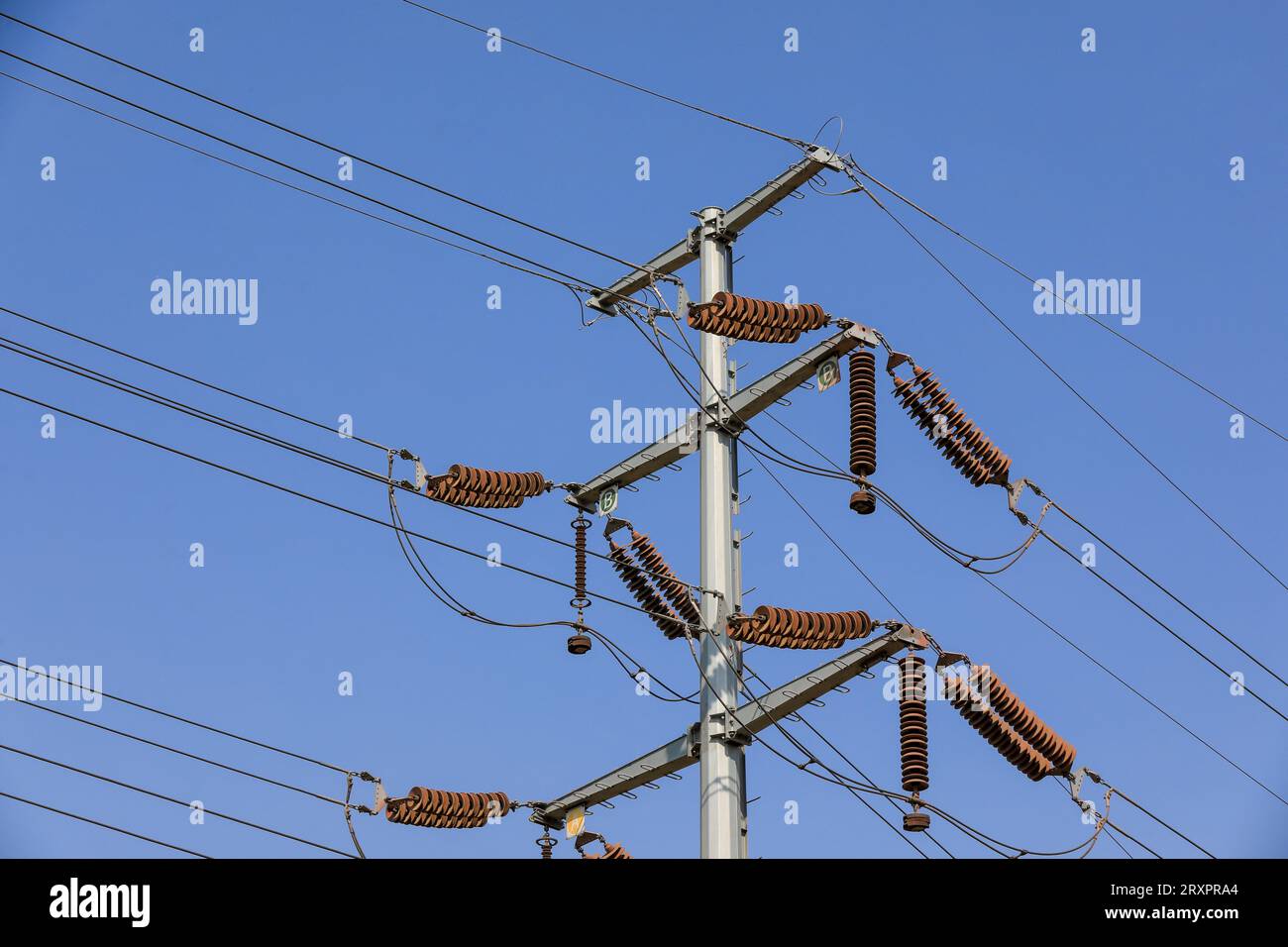 Pali di potenza in acciaio e linee di trasmissione ad alta tensione Foto Stock