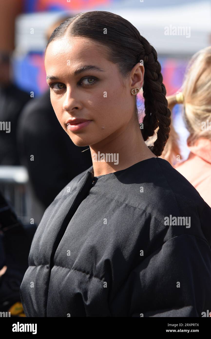 Pour le défilé de haute couture Dior, les invités du monde entier influenceuses, actrices, manichini étaient nombreuses dans le parc des tuileries Foto Stock