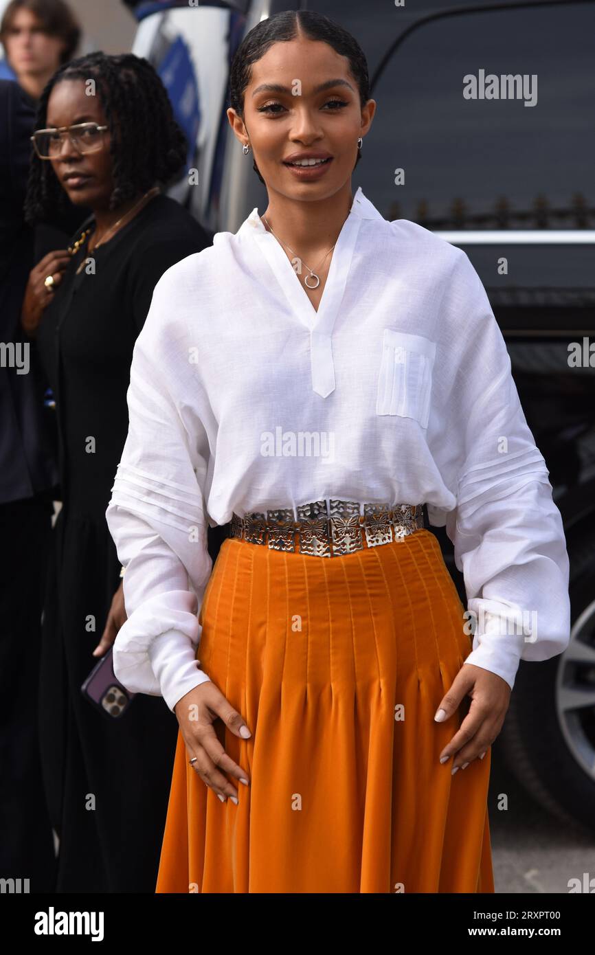 Pour le défilé de haute couture Dior, les invités du monde entier influenceuses, actrices, manichini étaient nombreuses dans le parc des tuileries Foto Stock