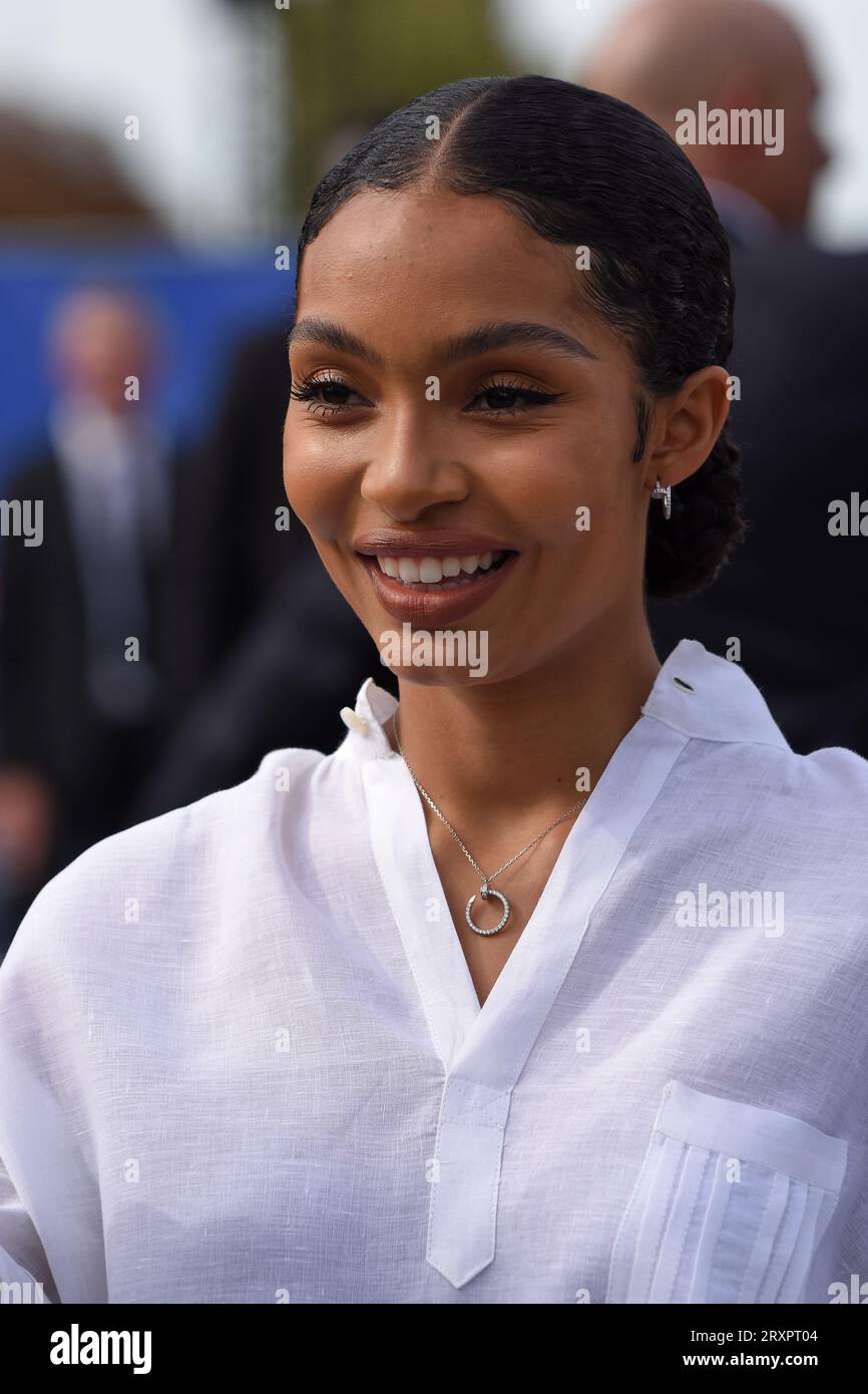 Pour le défilé de haute couture Dior, les invités du monde entier influenceuses, actrices, manichini étaient nombreuses dans le parc des tuileries Foto Stock