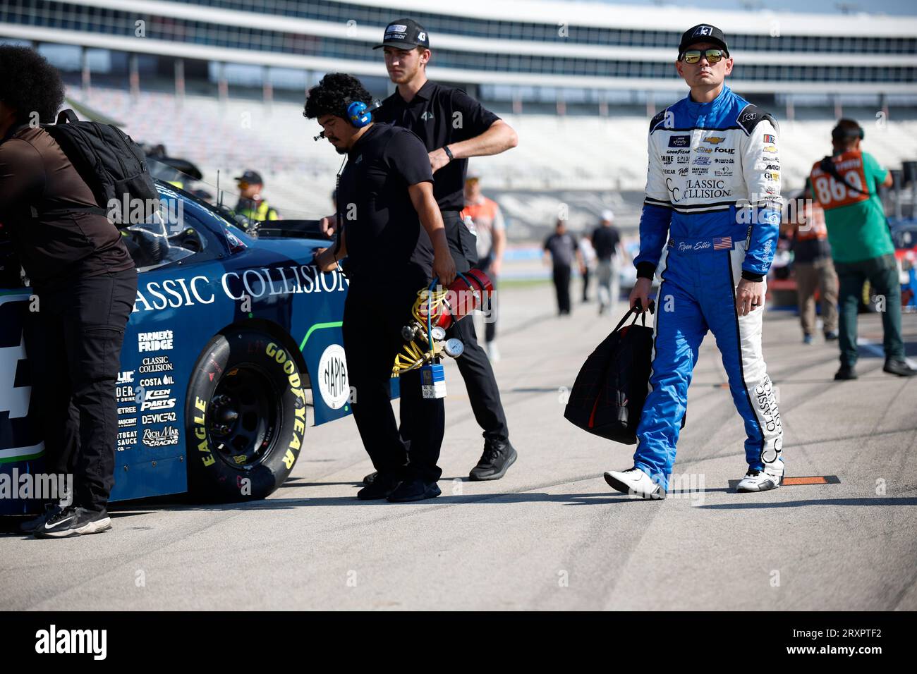 Fort Worth, Texas, Stati Uniti. 23 settembre 2023. Ryan Ellis (43), pilota della NASCAR Xfinity Series, si prepara a qualificarsi per l'Andy's Frozen Custard 300 al Texas Motor Speedway di Fort Worth, Texas. (Immagine di credito: © Stephen A Arce Grindstone Media/ASP) SOLO USO EDITORIALE! Non per USO commerciale! Foto Stock