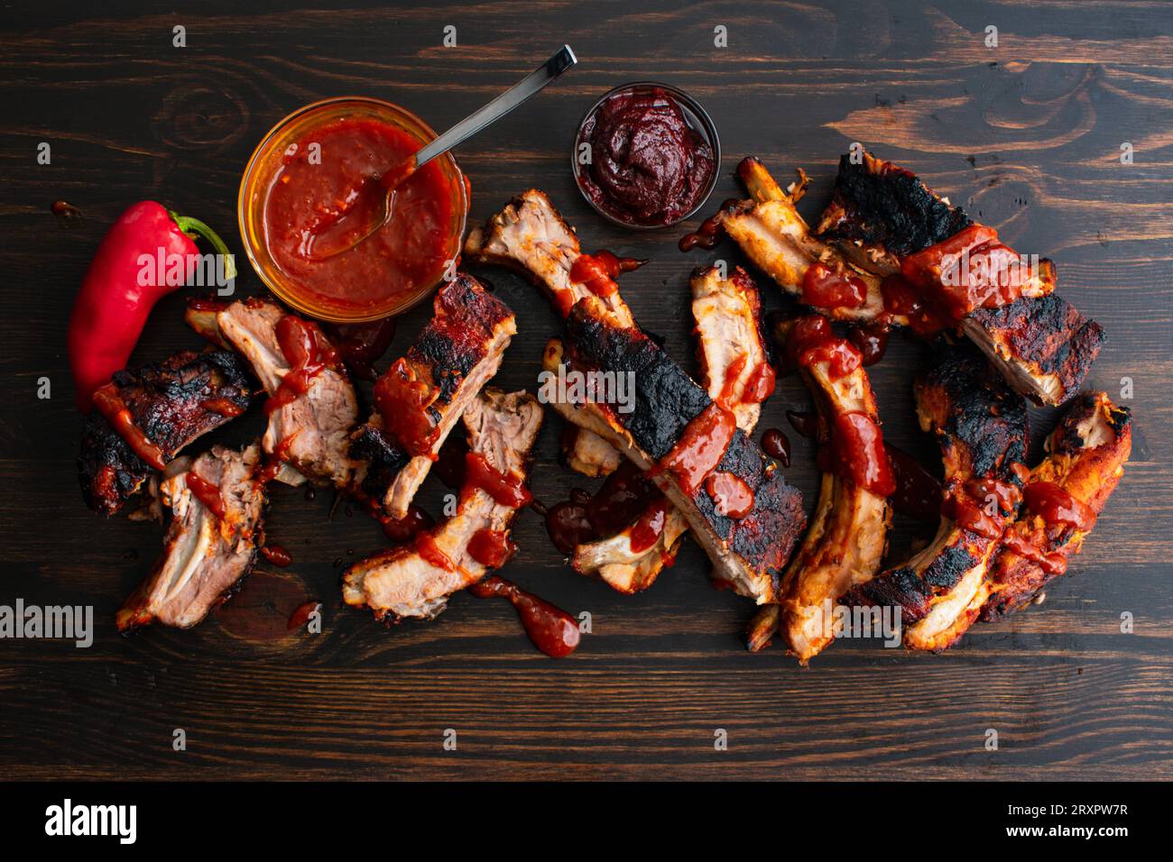 Costolette coreane Gochujang Baby Back con salsa su fondo di legno: Costolette di lombato di maiale cotte in salsa barbecue coreana calda e piccante Foto Stock
