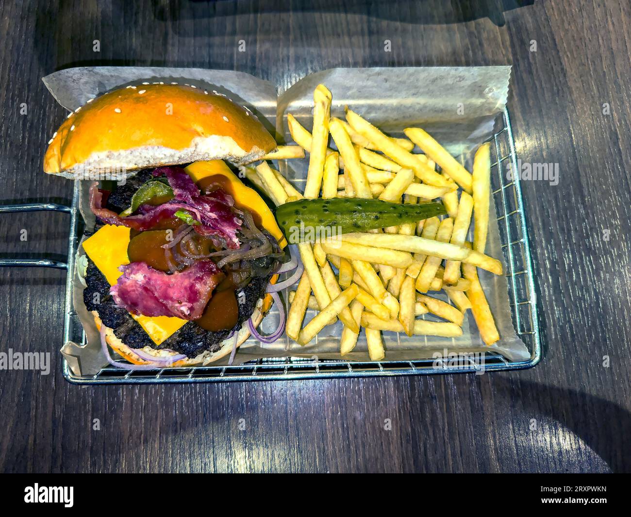 Delizioso hamburger con patatine fritte. Foto Stock