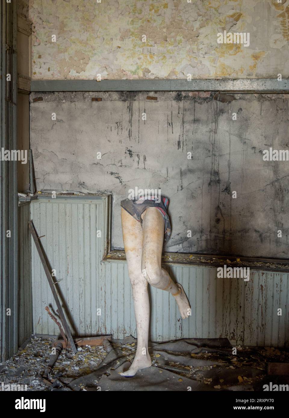 Mezzo manichino ha posato in una scuola abbandonata. Foto di Liz Roll Foto Stock