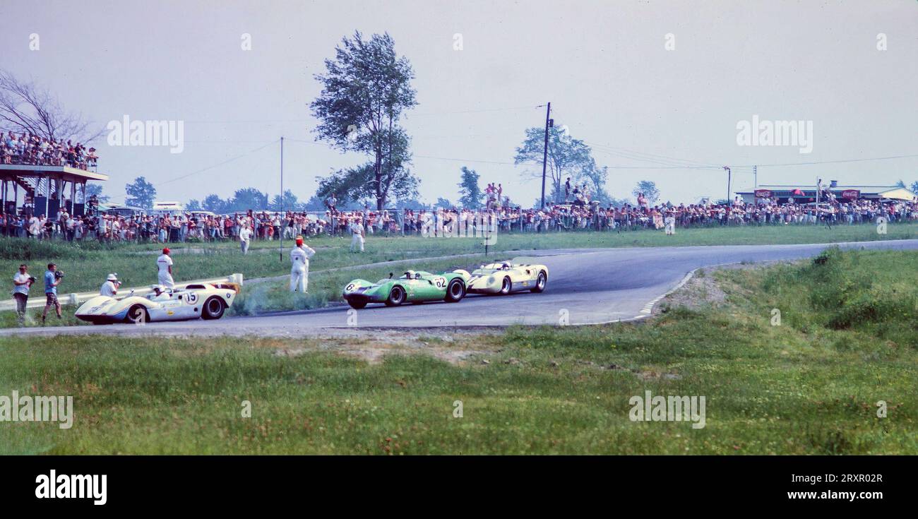 Vetture in arrivo sulla "90" alla gara USRRC di Watkins Glen del 1966 Foto Stock