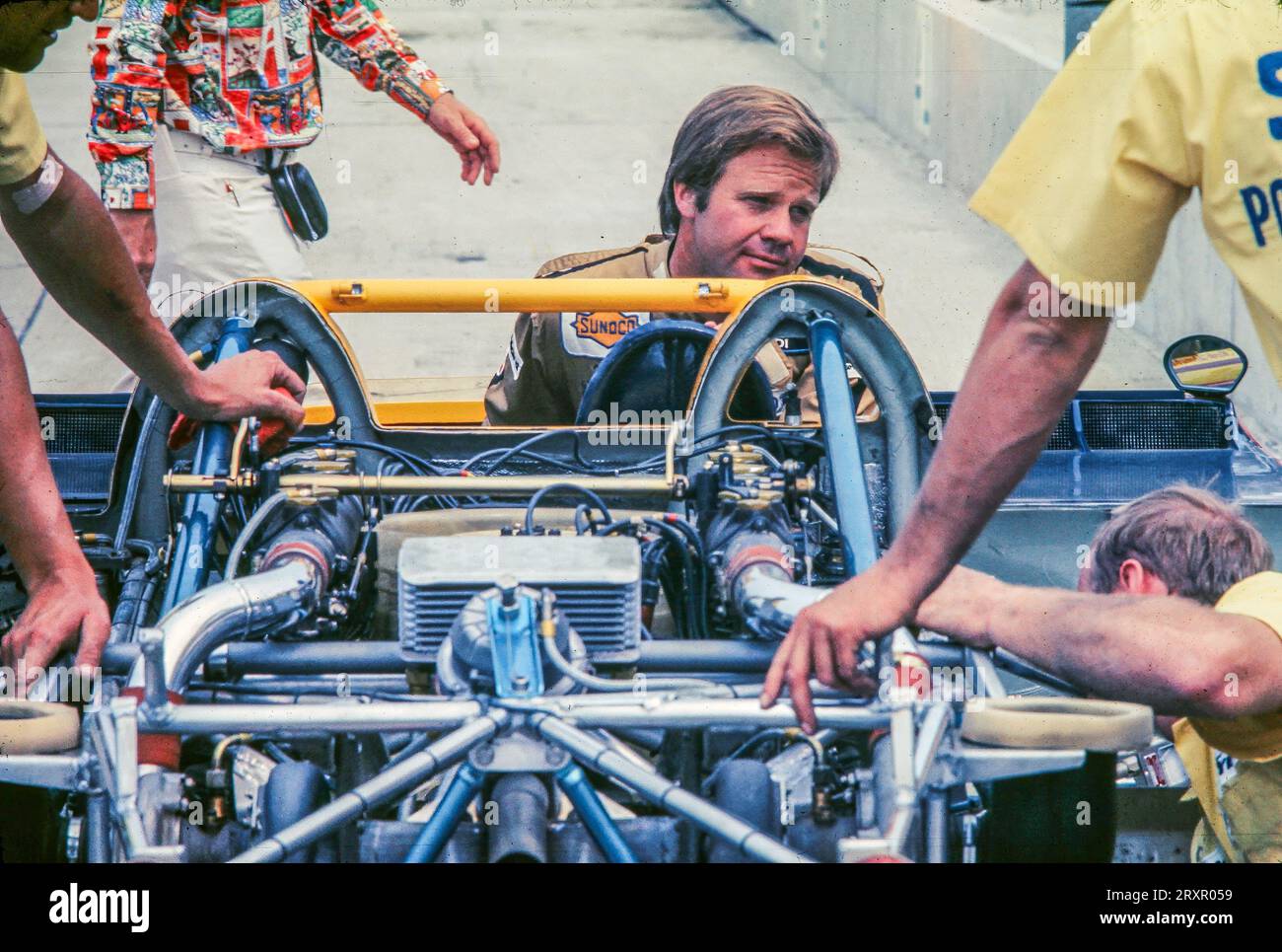 Mark Donohue che guarda la Roger Penske Enterprises Inc Porsche 917/30 al 1973 Watkins Glen CAN Am, partì 1°, finì 1° Foto Stock