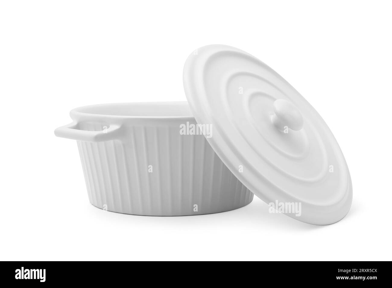 Un recipiente in ceramica con coperchio isolato su bianco Foto Stock