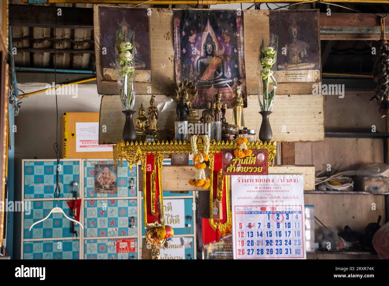 SAMUT PRAKAN, THAILANDIA, MAR 06 2023, interno ristorante con attrezzature e altare Foto Stock