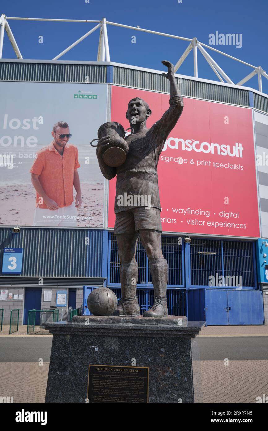 Statua di Frederick Charles Keenor all'esterno del Cardiff City Stadium a Cardiff, Galles del Sud, Regno Unito Foto Stock