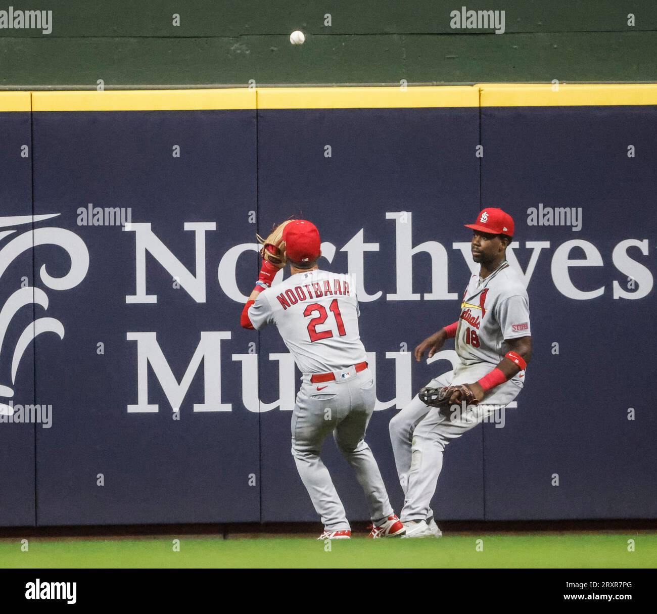 Milwaukee, Stati Uniti. 26 settembre 2023. St l'esterno destro dei Louis Cardinals Jordan Walker (R) vede come St. Lars Nootbaar (L) del centro dei Louis Cardinals prende una palla dal muro che è stato colpito per un doppio dall'interbase dei Milwaukee Brewers Willy Adames nel secondo inning della loro partita di baseball all'American Family Field di Milwaukee, Wisconsin, martedì 26 settembre 2023 foto di Tannen Maury/UPI Credit: UPI/Alamy Live News Foto Stock