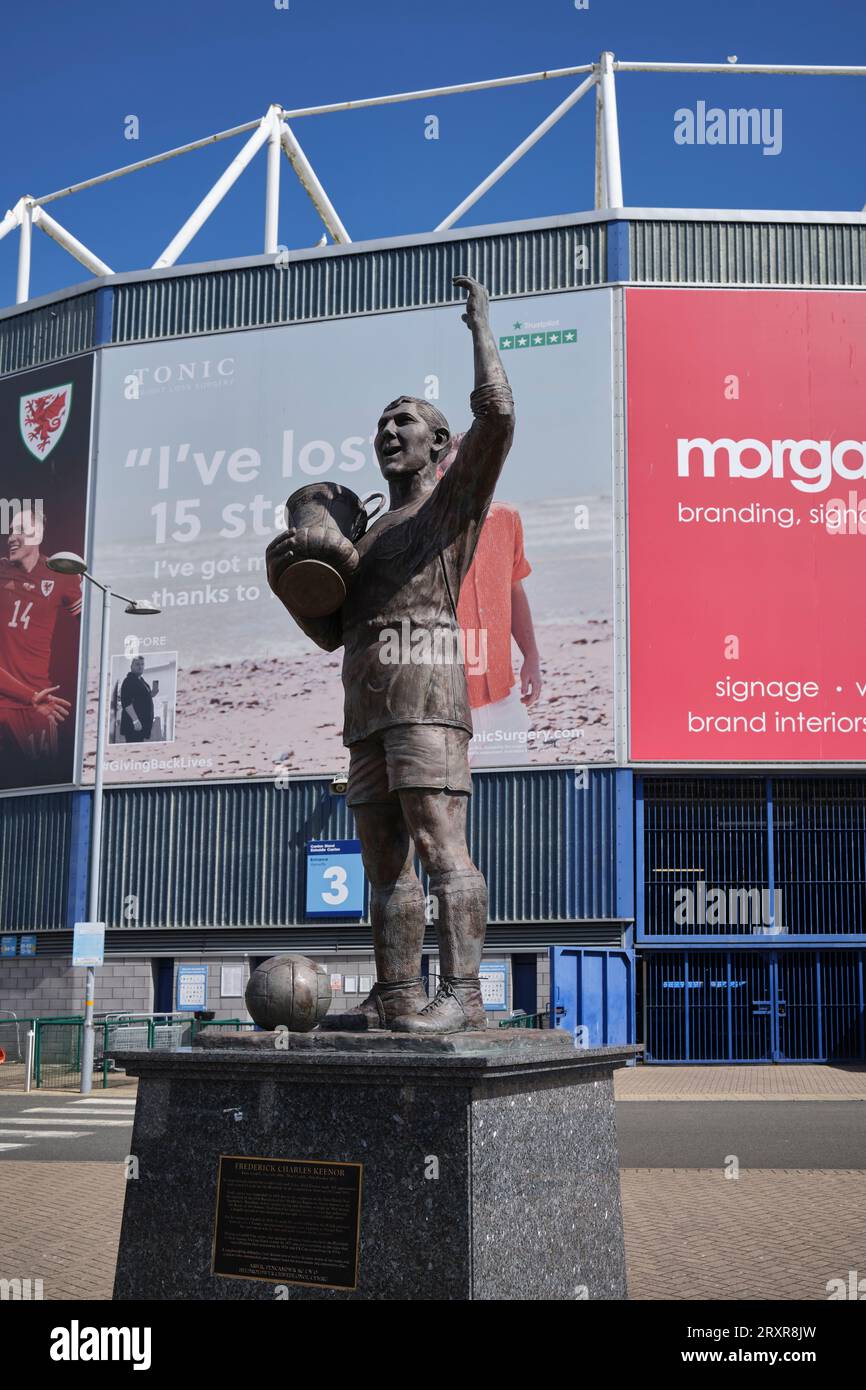 Statua di Frederick Charles Keenor all'esterno del Cardiff City Stadium a Cardiff, Galles del Sud, Regno Unito Foto Stock