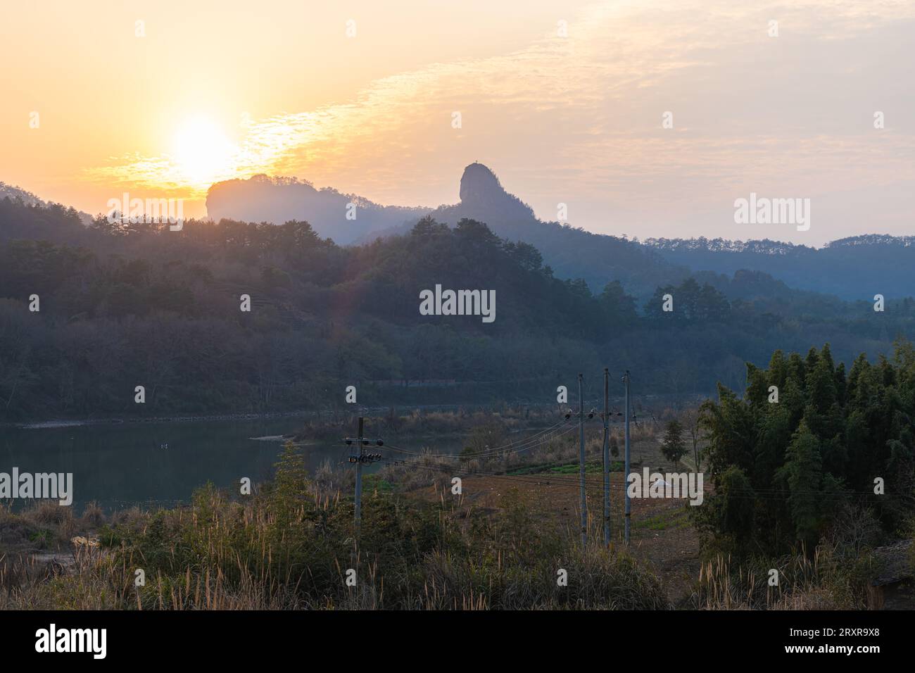 Formazioni rocciose che fiancheggiano il fiume a nove curve o Jiuxi a Wuyishan o l'area panoramica del Monte wuyi in Cina, nella provincia fujiana, durante il tramonto Foto Stock