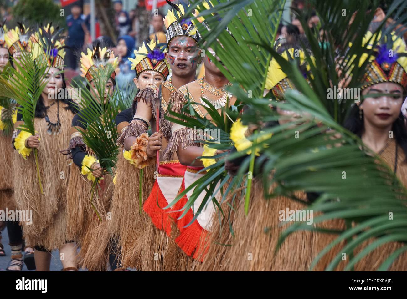 Danza Pangkur sagu da papua al BEN Carnival. Questa danza raffigura le attività del popolo papuano che si prepara a raccogliere sago Foto Stock