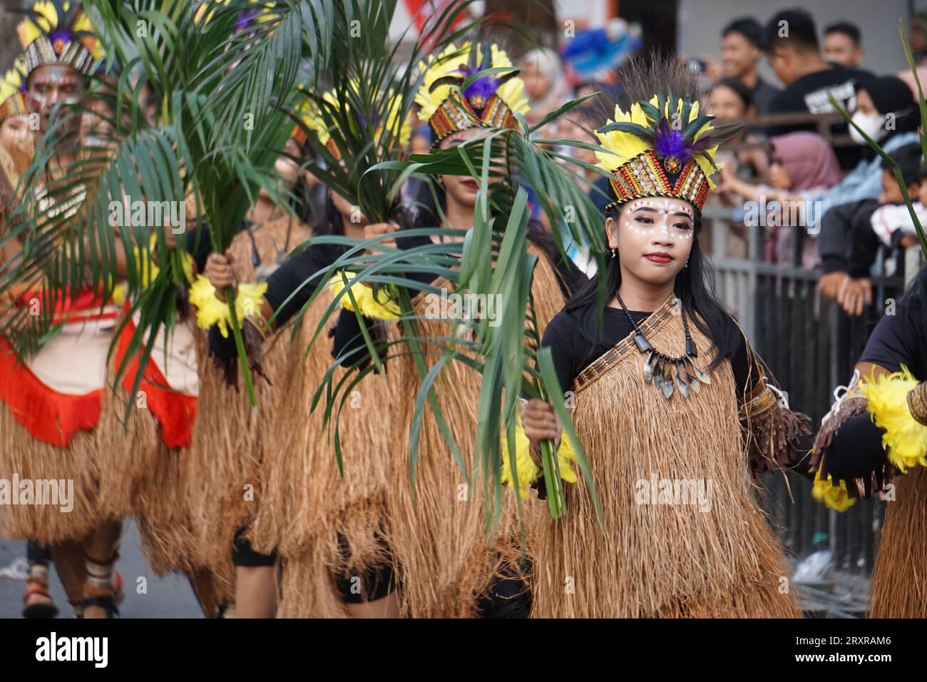 Danza Pangkur sagu da papua al BEN Carnival. Questa danza raffigura le attività del popolo papuano che si prepara a raccogliere sago Foto Stock