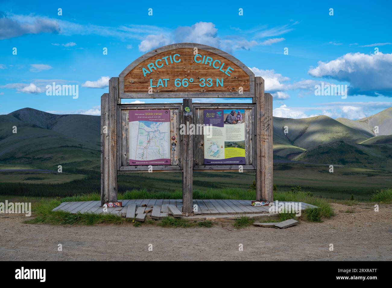 Cartello del Circolo Polare Artico sull'autostrada Dempster per l'Oceano Artico a nord di Dawson City, territori del Nord-Ovest, Canada Foto Stock