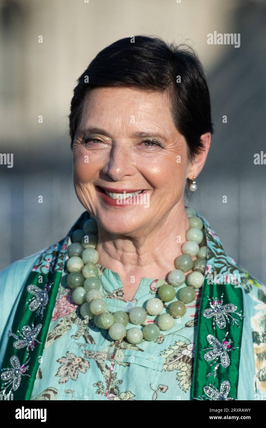 Isabella Rossellini partecipa al Lancome X Louvre Photocall come parte della Paris Fashion Week a Parigi, in Francia, il 26 settembre 2023. Foto di Aurore Marechal/ABACAPRESS.COM Foto Stock