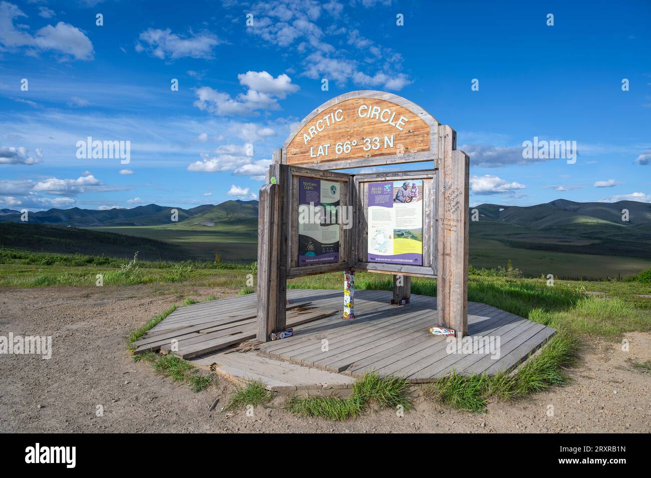 Cartello del Circolo Polare Artico sull'autostrada Dempster per l'Oceano Artico a nord di Dawson City, territori del Nord-Ovest, Canada Foto Stock